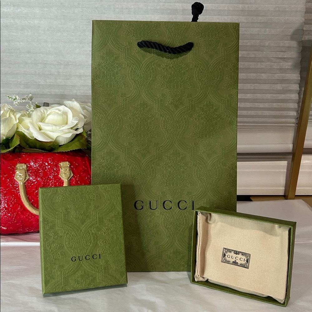 Gucci double G keychain in gold with box, shopping bag, and box - Picture 5 of 10